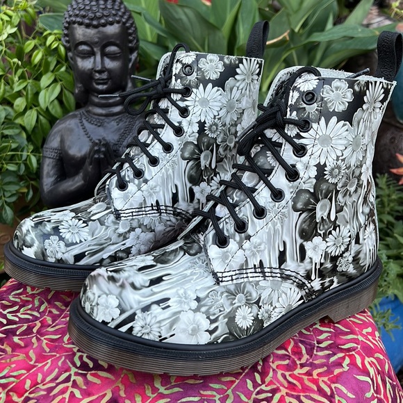 🌺 Rare Black & White Dr. Martens Slime Floral Drip Boots 🌺 - Picture 12 of 17